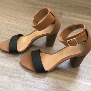 Size 6 Old Navy strap sandals with heel